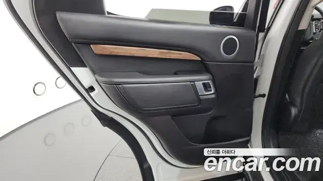 Land Rover Discovery 5 2018 — ფოტო 4/38