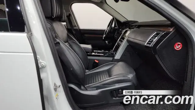 Land Rover Discovery 5 2018 — ფოტო 17/38