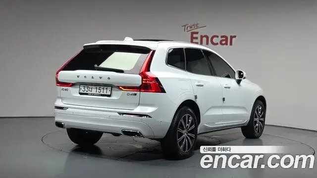Volvo XC60 2018 — ფოტო 26/34