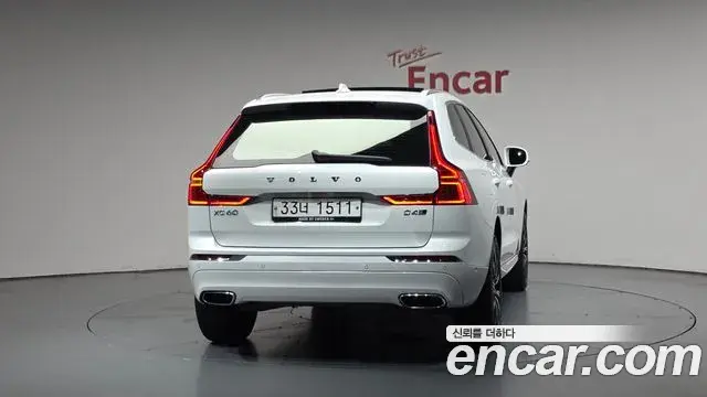 Volvo XC60 2018 — ფოტო 33/34