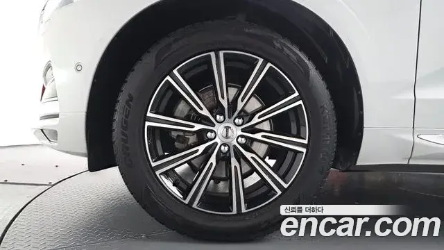 Volvo XC60 2018 — ფოტო 13/34