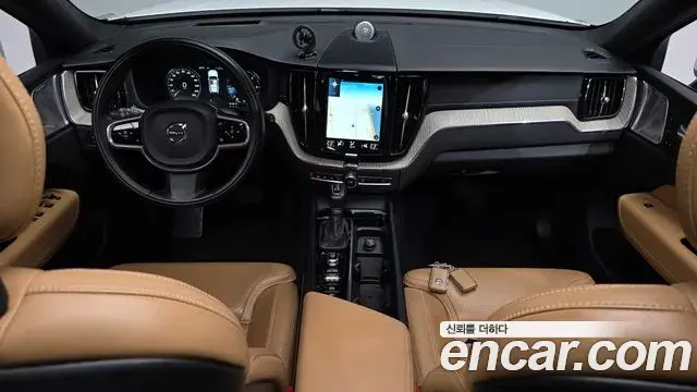 Volvo XC60 2018 — ფოტო 20/34