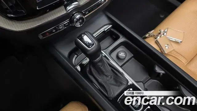 Volvo XC60 2018 — ფოტო 14/34