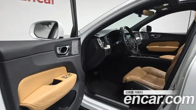 Volvo XC60 2018 — ფოტო 9/34