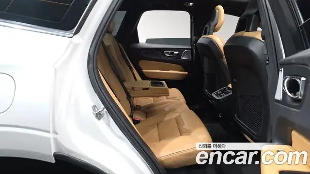 Volvo XC60 2018 — ფოტო 15/34