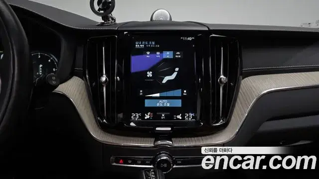 Volvo XC60 2018 — ფოტო 28/34