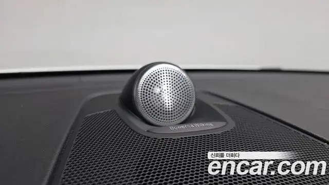Volvo XC60 2018 — ფოტო 30/34