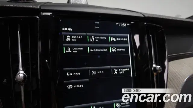 Volvo XC60 2018 — ფოტო 18/34