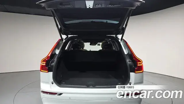 Volvo XC60 2018 — ფოტო 32/34