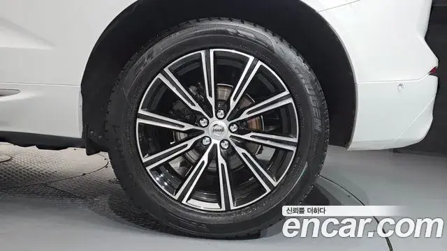 Volvo XC60 2018 — ფოტო 12/34