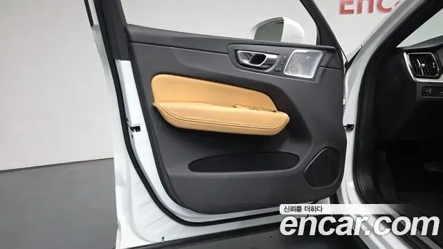 Volvo XC60 2018 — ფოტო 5/34