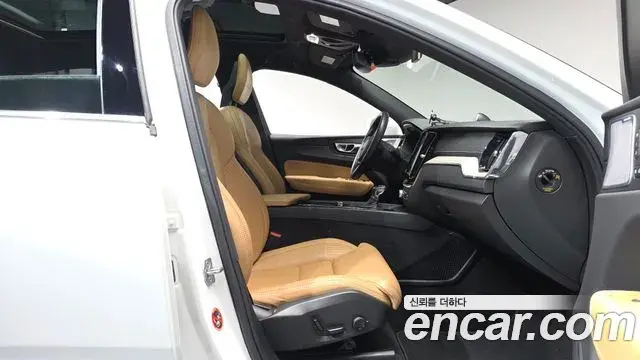Volvo XC60 2018 — ფოტო 21/34