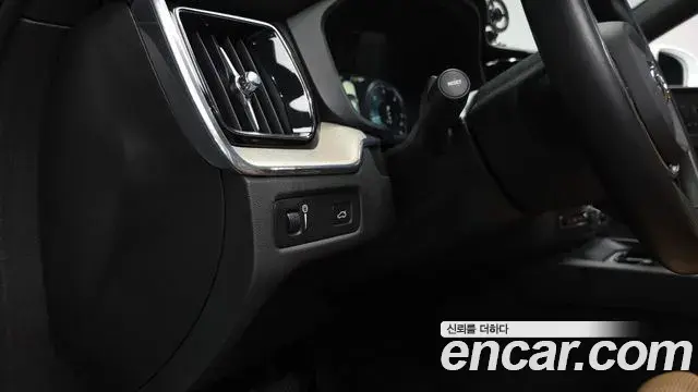 Volvo XC60 2018 — ფოტო 6/34