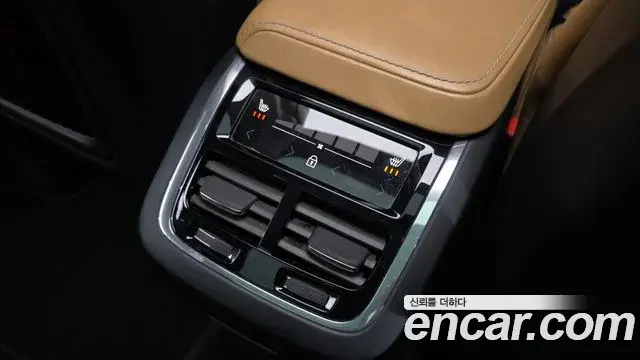 Volvo XC60 2018 — ფოტო 27/34