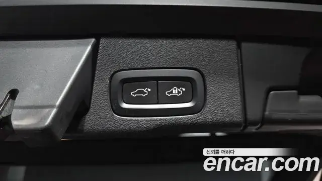 Volvo XC60 2018 — ფოტო 22/34