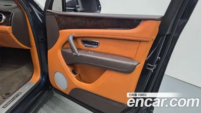 Bentley Bentayga 2019 — Photo 11/36