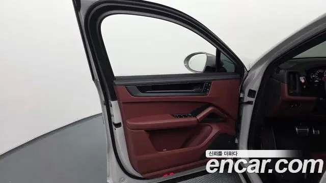 Porsche Cayenne 2025 — Şəkil 21/34
