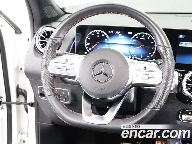 Mercedes-Benz GLB-Class 2023 — Фото 14/20