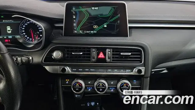 Genesis G70 2018 — Photo 19/37