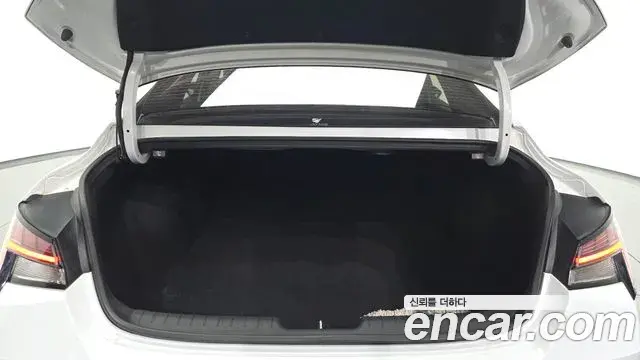 Hyundai The New Avante Hybrid 2021 — ფოტო 6/31