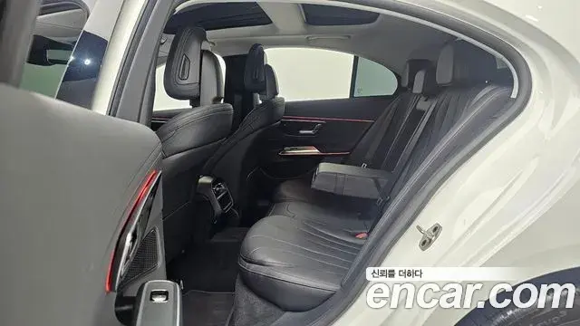 Mercedes-Benz E-Class 2025 — ფოტო 32/33