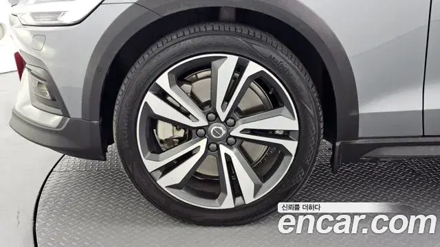 Volvo V60 Cross Country 2020 — ფოტო 28/31