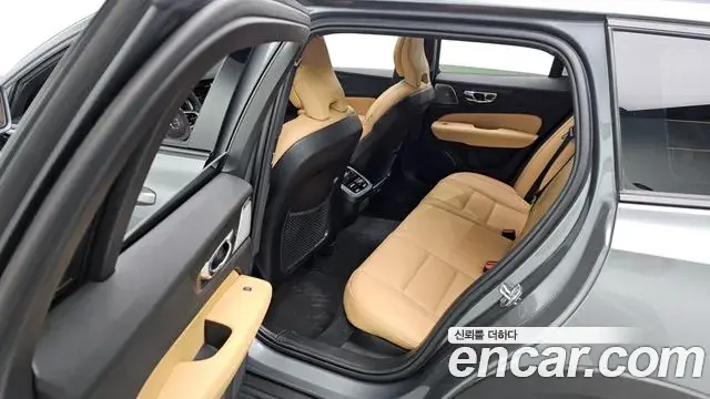 Volvo V60 Cross Country 2020 — ფოტო 29/31