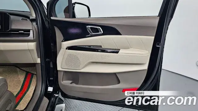 Kia Carnival 2021 — ფოტო 14/30
