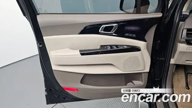 Kia Carnival 2021 — ფოტო 21/30