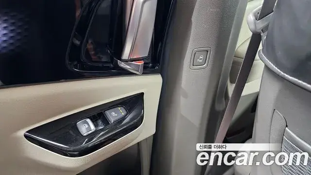 Kia Carnival 2021 — ფოტო 18/30