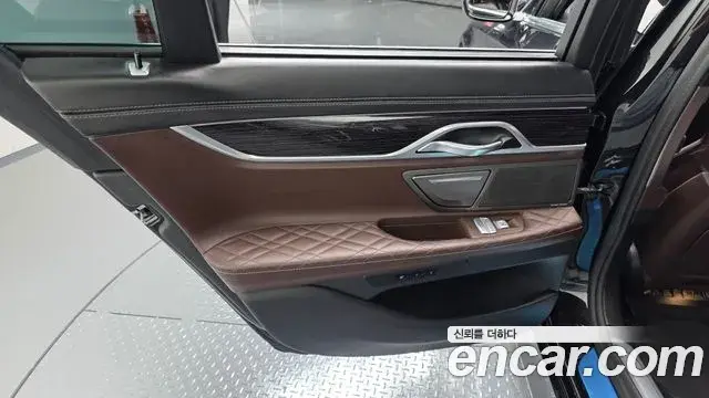 BMW 7 Series 2019 — Photo 30/34