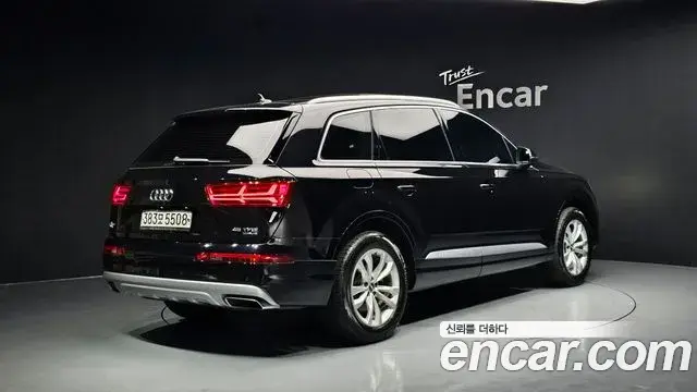 Audi Q7 2019 — Фото 2/20