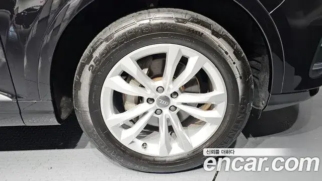 Audi Q7 2019 — Photo 27/30