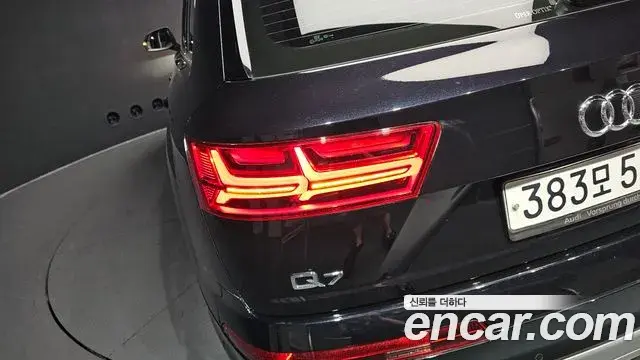Audi Q7 2019 — Photo 1/30