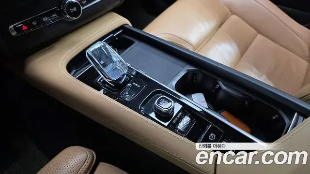 Volvo XC90 2021 — Şəkil 17/34