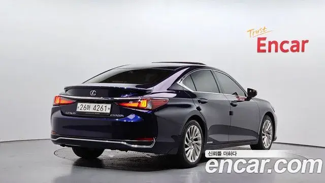 Lexus ES300h 2019 — Şəkil 17/34