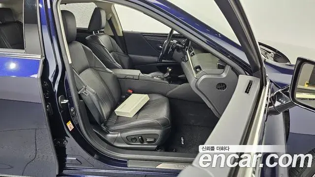 Lexus ES300h 2019 — Şəkil 14/34