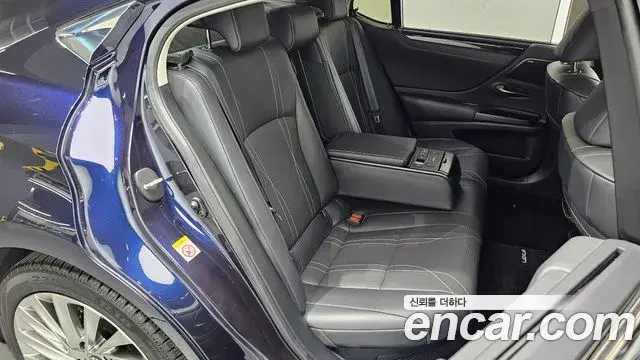 Lexus ES300h 2019 — Şəkil 25/34
