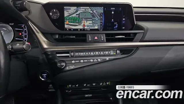 Lexus ES300h 2019 — Şəkil 21/34
