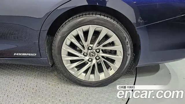 Lexus ES300h 2019 — Şəkil 30/34
