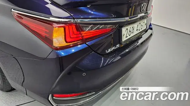 Lexus ES300h 2019 — Şəkil 33/34