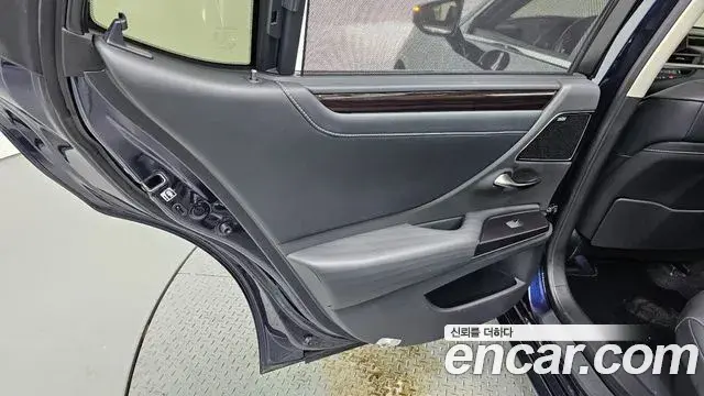 Lexus ES300h 2019 — Şəkil 31/34