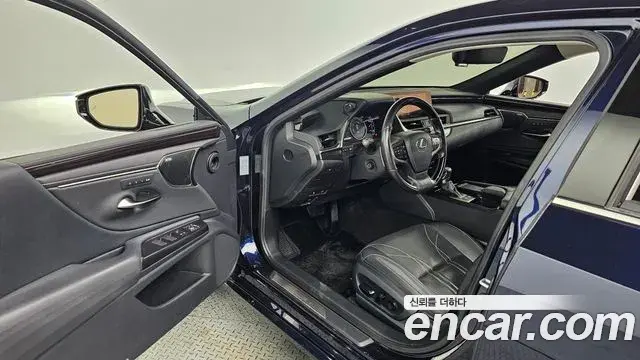 Lexus ES300h 2019 — Şəkil 4/34