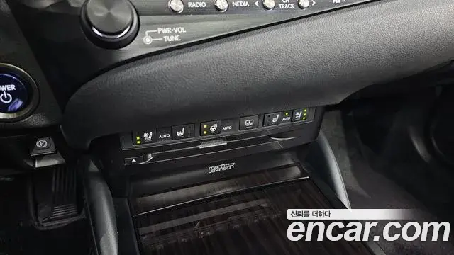 Lexus ES300h 2019 — Şəkil 28/34