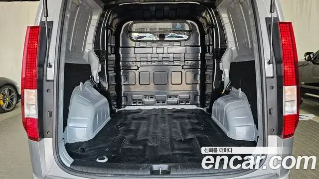 Hyundai Staria 2024 — Photo 17/33