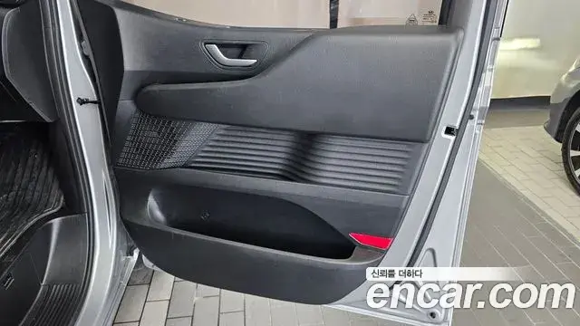 Hyundai Staria 2024 — Photo 8/33