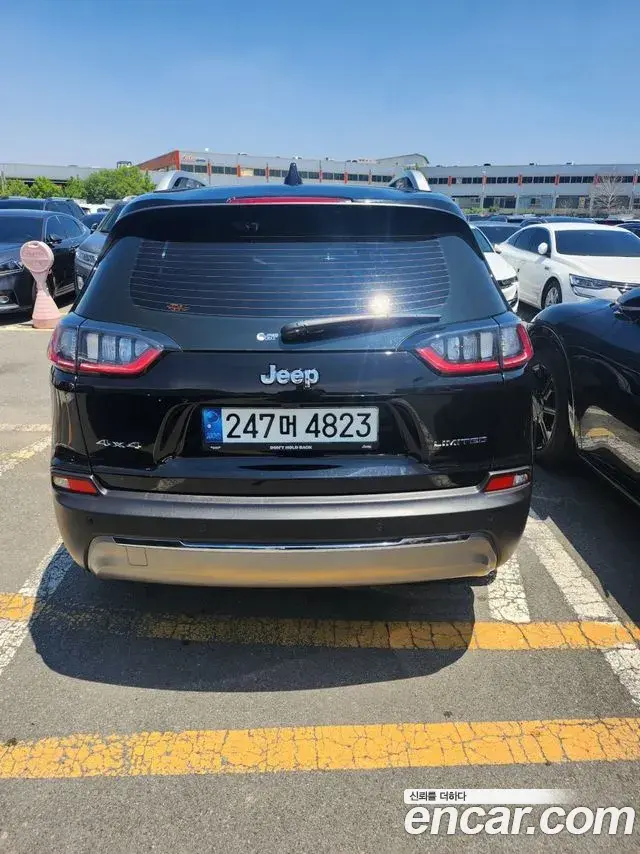 Jeep Cherokee 2021 — ფოტო 4/8