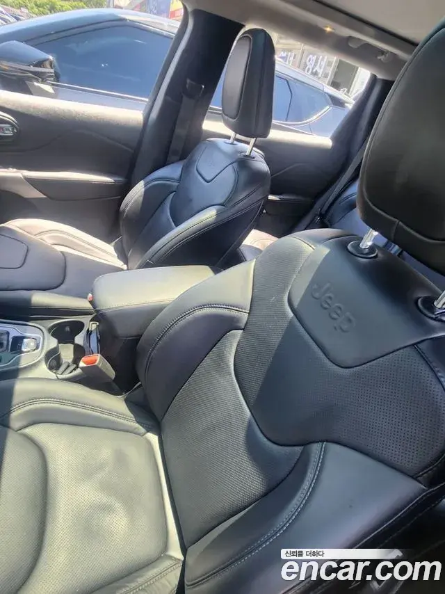 Jeep Cherokee 2021 — ფოტო 3/8