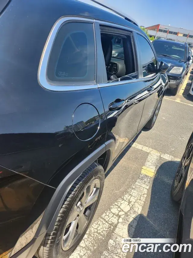 Jeep Cherokee 2021 — ფოტო 2/8