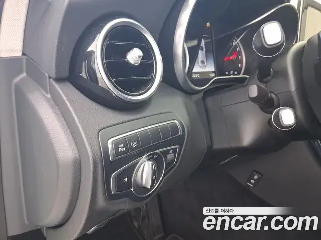 Mercedes-Benz C-Class 2018 — Photo 16/20
